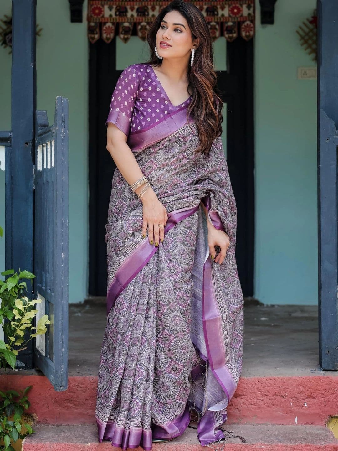HOUSE OF PRANSHI Batik Linen Blend Jamdani Saree thumbnail 3