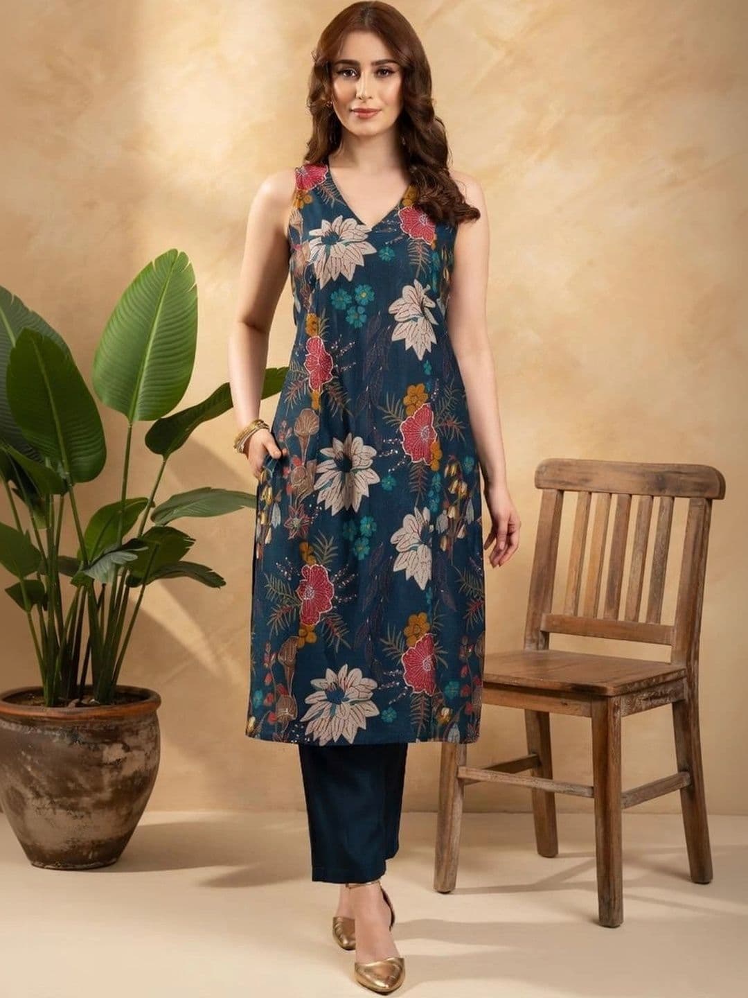 SANTOLIYA Women Floral Printed Regular Kurta with Palazzos thumbnail 5