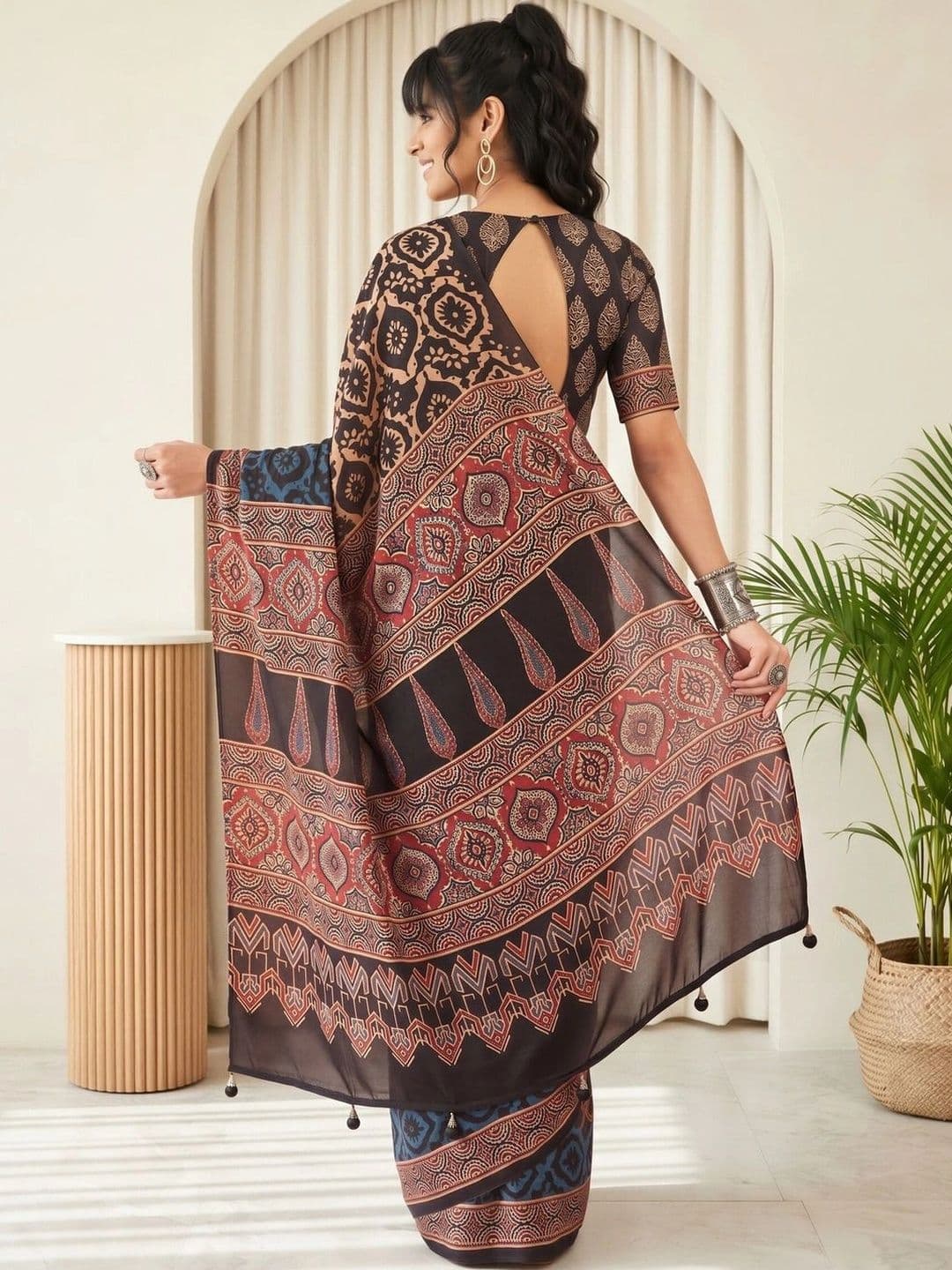 Saree mall Ethnic Motifs Silk Blend Designer Block Print Sarees thumbnail 4