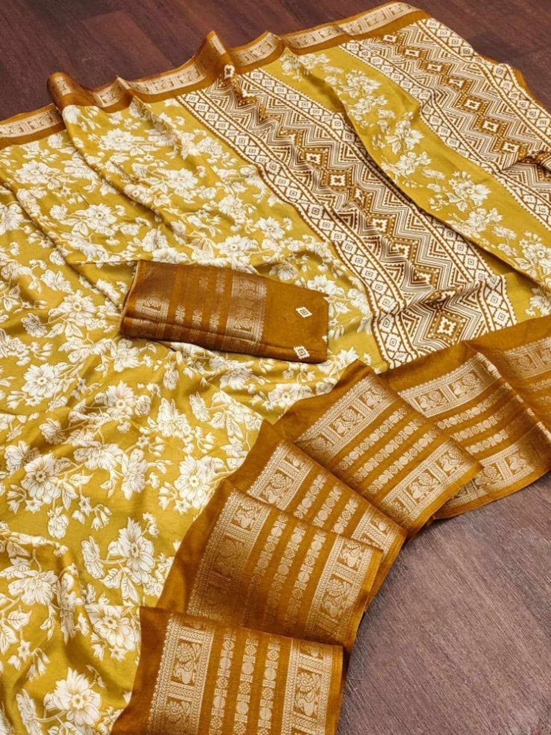 Owee Floral Zari Silk Blend Designer Saree thumbnail 2