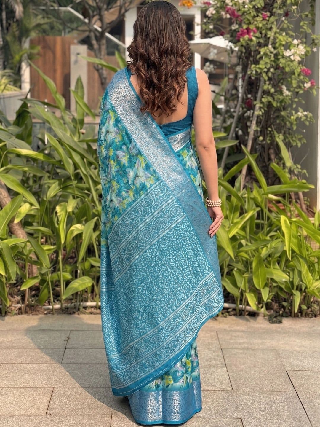 Owee Floral Zari Silk Blend Designer Saree thumbnail 3