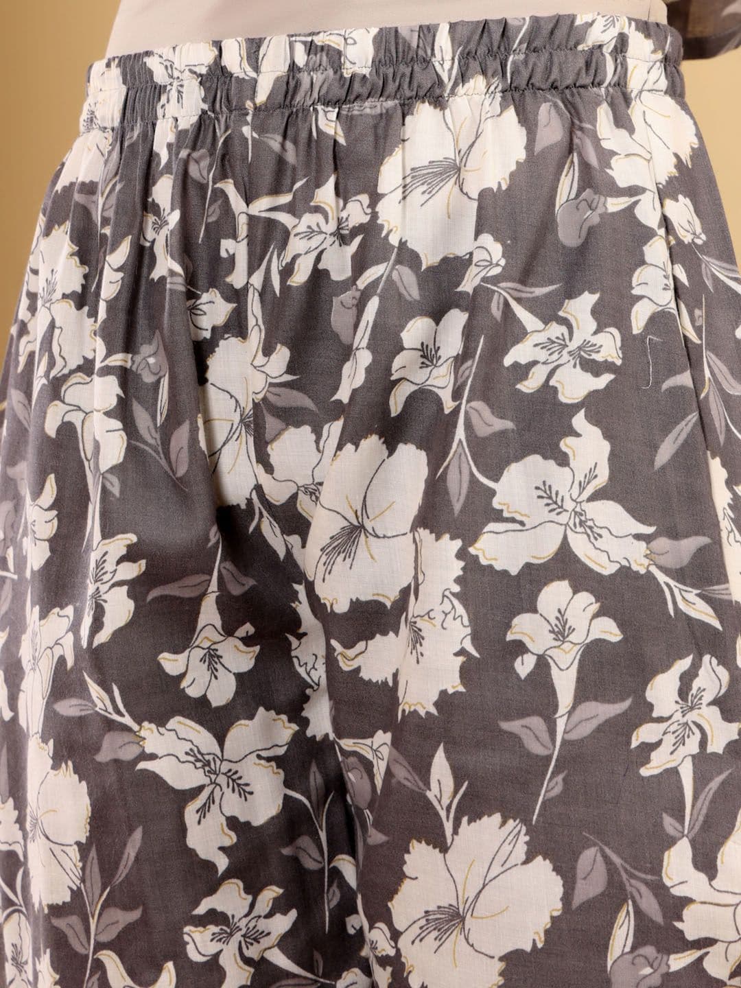 Varanga Floral Printed V-Neck Straight Kurta With Trousers thumbnail 4