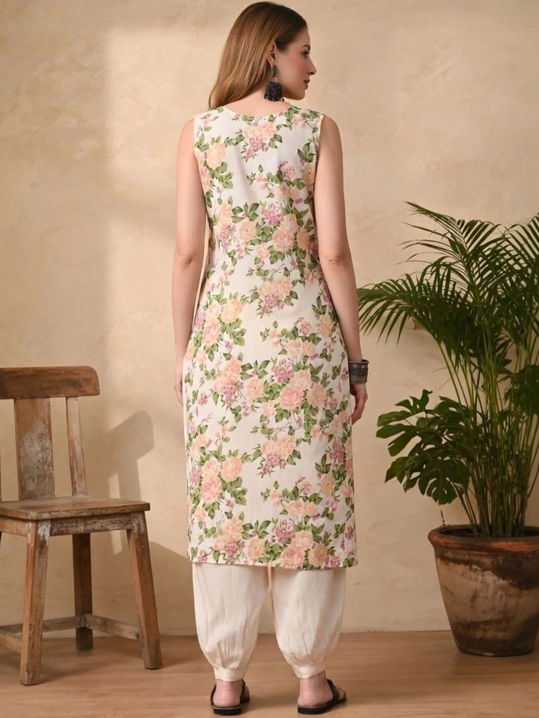 SANTOLIYA Women Floral Printed Regular Kurta with Patiala thumbnail 3