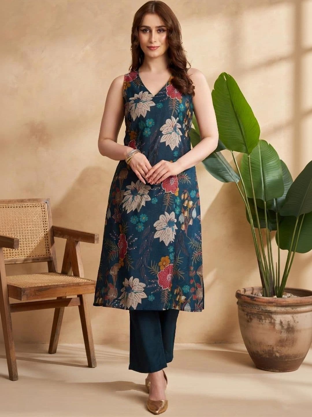 SANTOLIYA Women Floral Printed Regular Kurta with Palazzos thumbnail 3