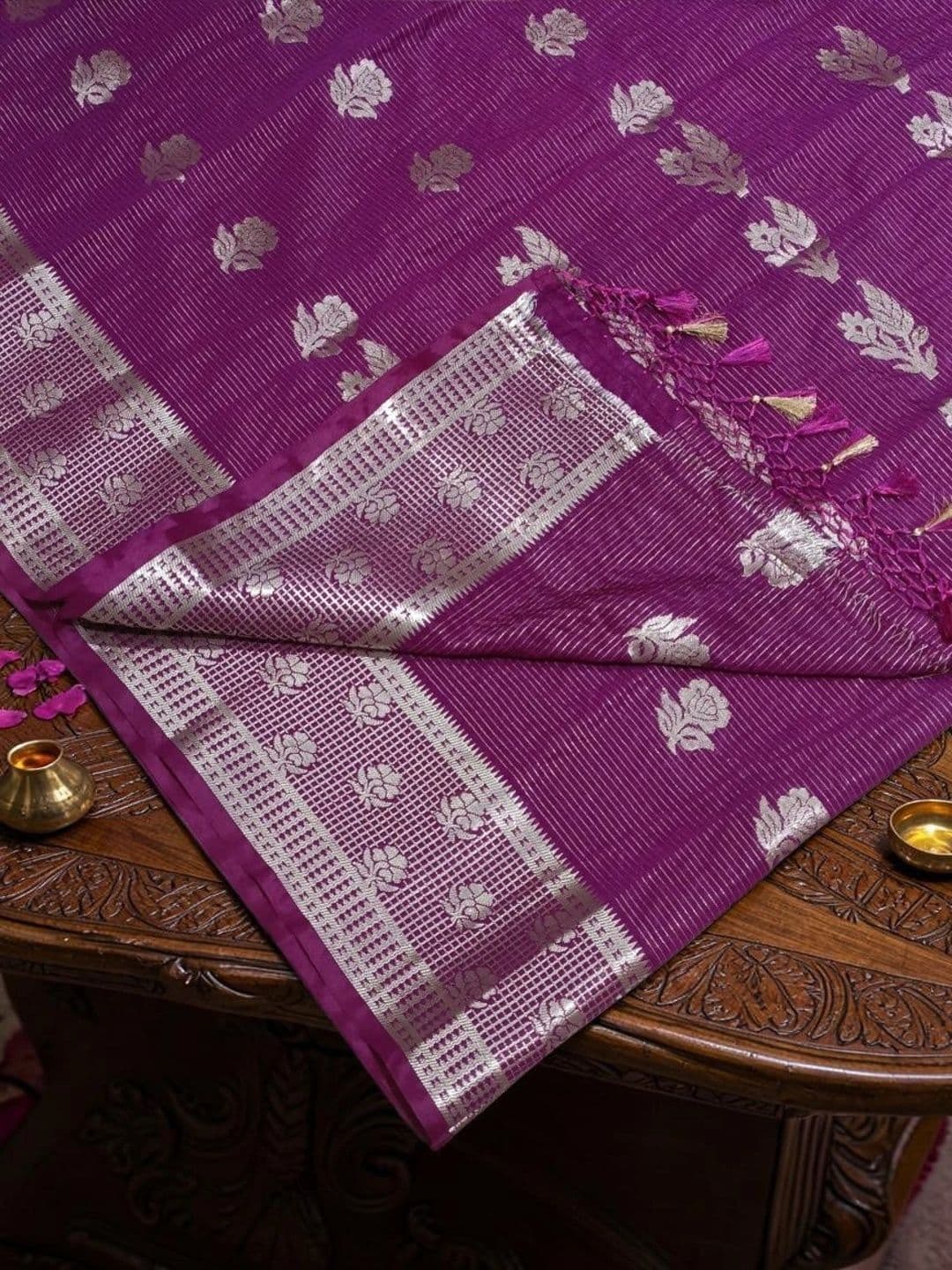 Weaversland Checked Zari Art Silk Designer Banarasi Saree thumbnail 4