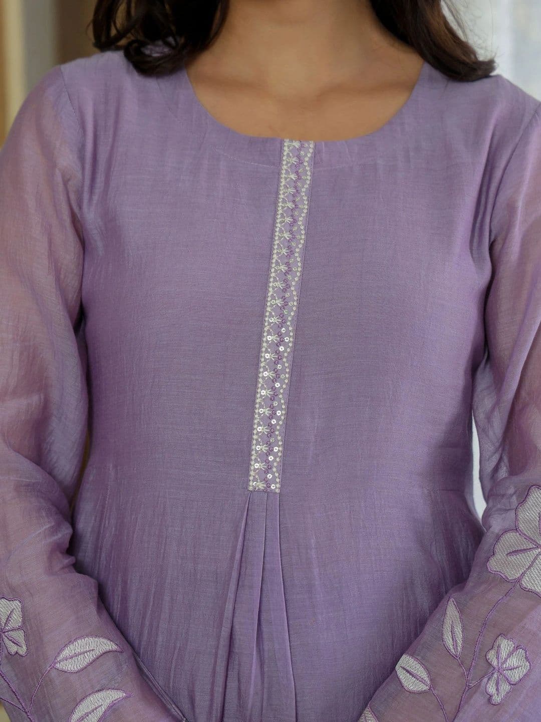 Aeristo Women Floral Embroidered Regular Thread Work Chanderi Silk Kurta with Trousers & With Dupatta thumbnail 3