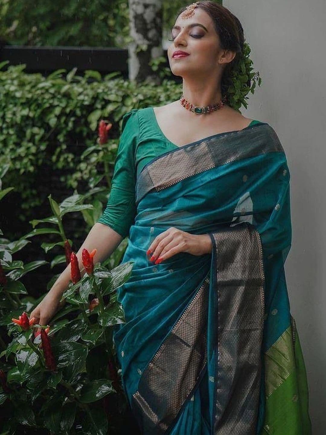 HERE&NOW Woven Design Zari Silk Blend Banarasi Saree thumbnail 6