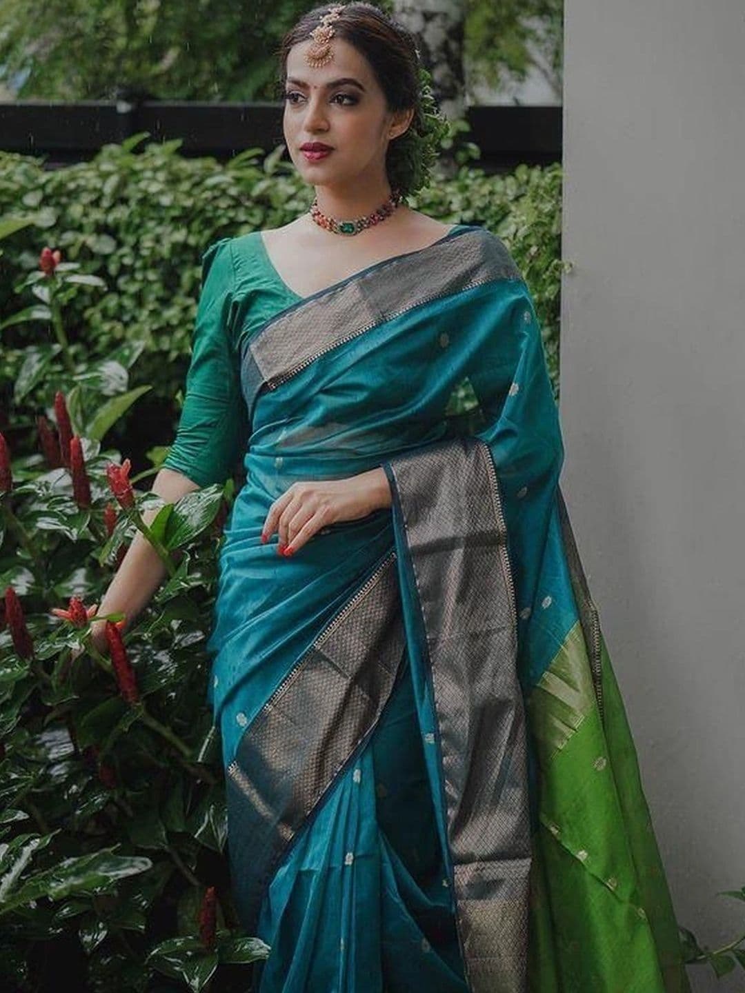 HERE&NOW Woven Design Zari Silk Blend Banarasi Saree thumbnail 2