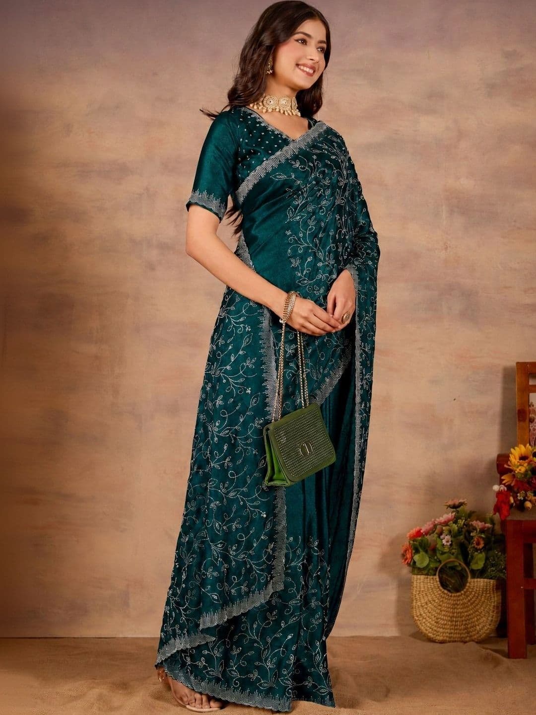Looootnest Embroidered Pure Georgette Saree thumbnail 4