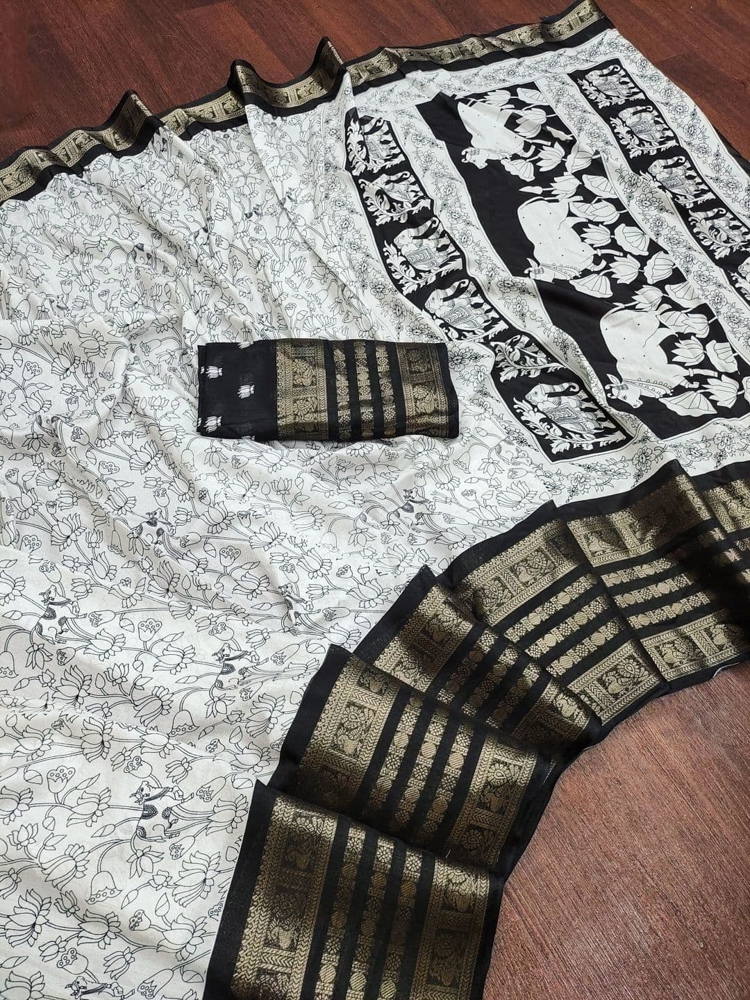 Owee Floral Zari Silk Blend Designer Saree thumbnail 2