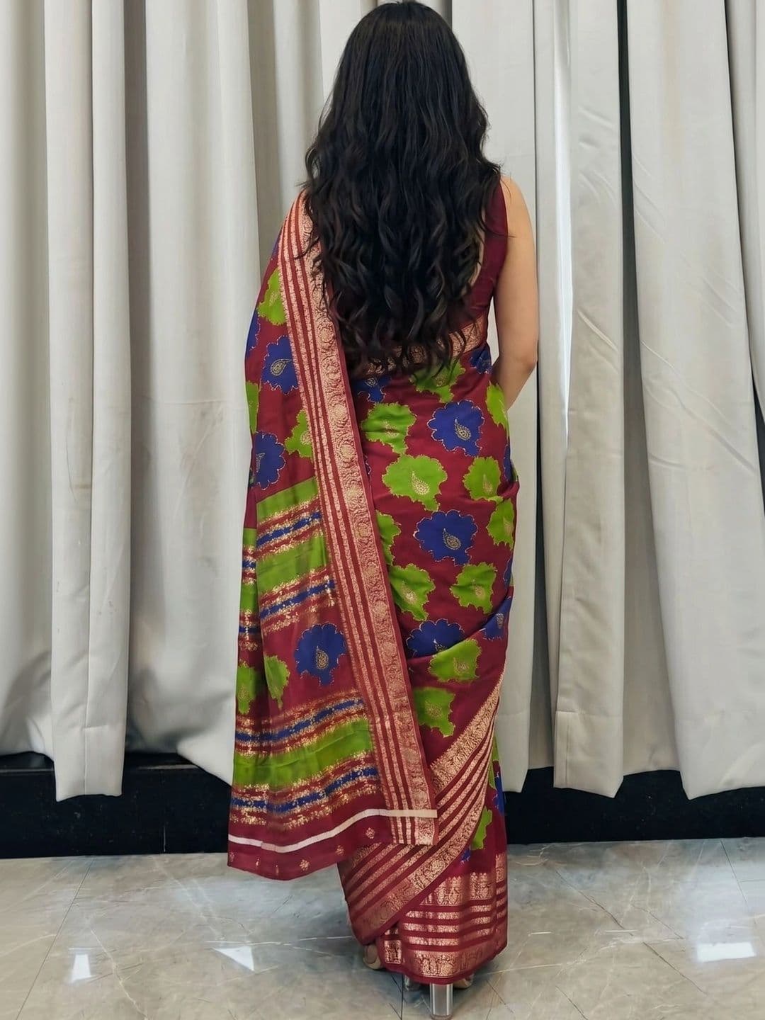 Owee Floral Zari Silk Blend Designer Saree thumbnail 3