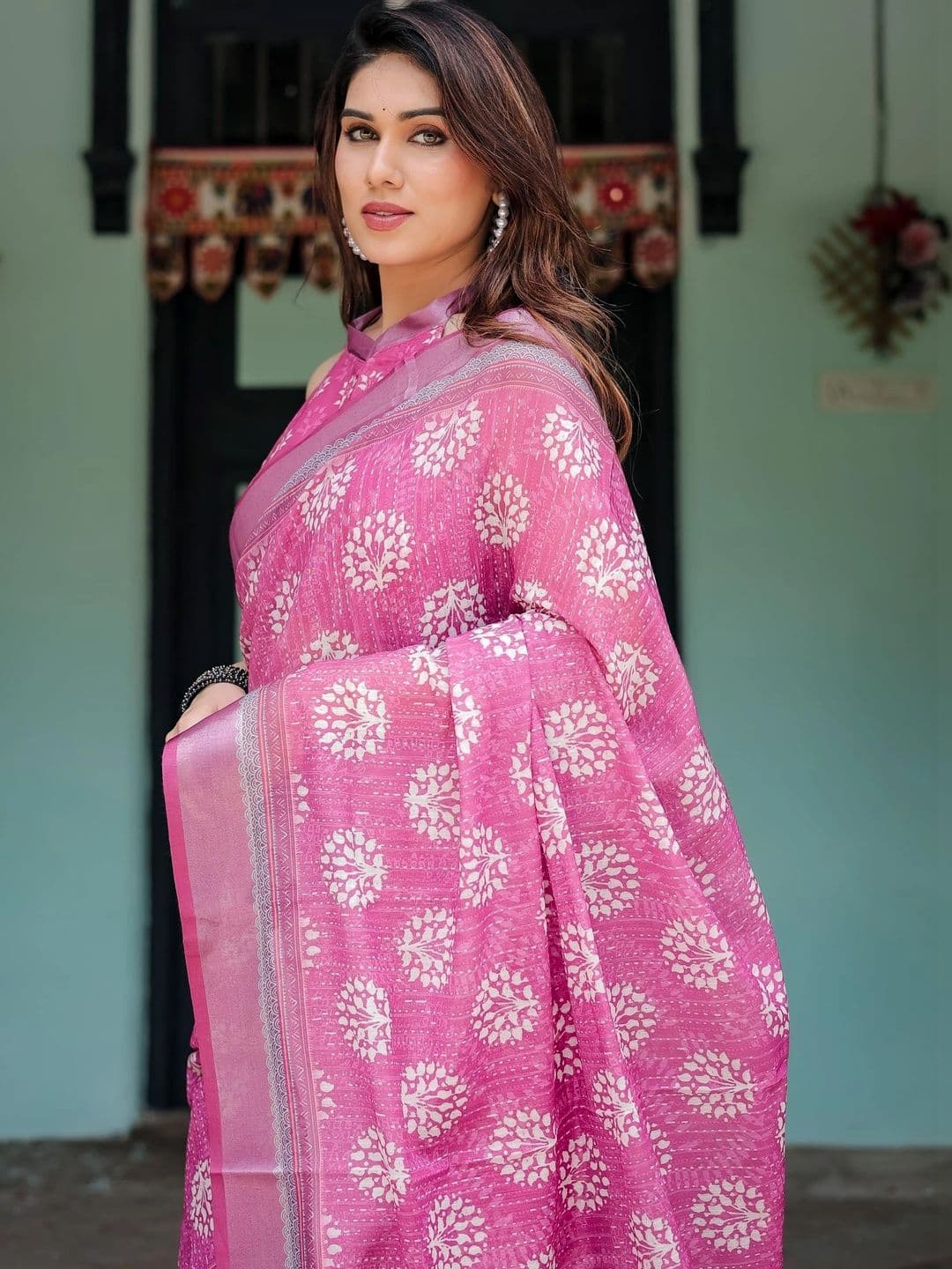 HOUSE OF PRANSHI Floral Linen Blend Jamdani Saree thumbnail 2