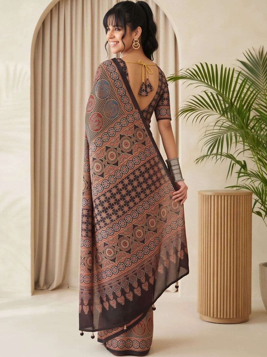 Saree mall Ethnic Motifs Silk Blend Designer Block Print Sarees thumbnail 3
