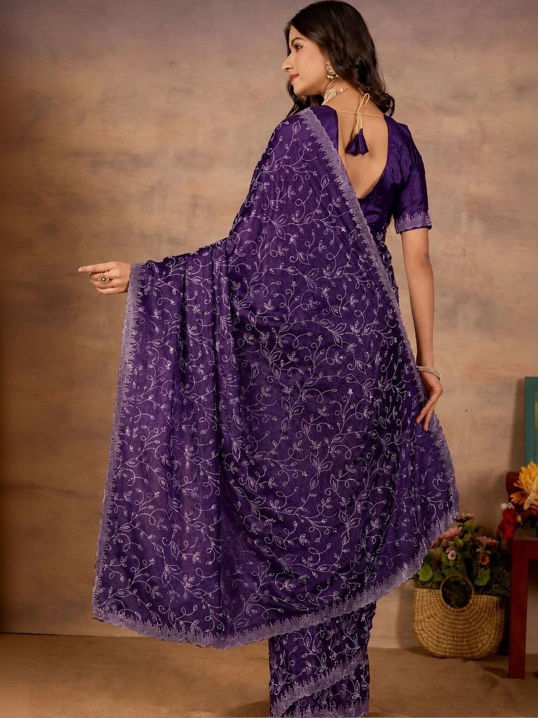 Looootnest Floral Embroidered Pure Georgette Saree thumbnail 4