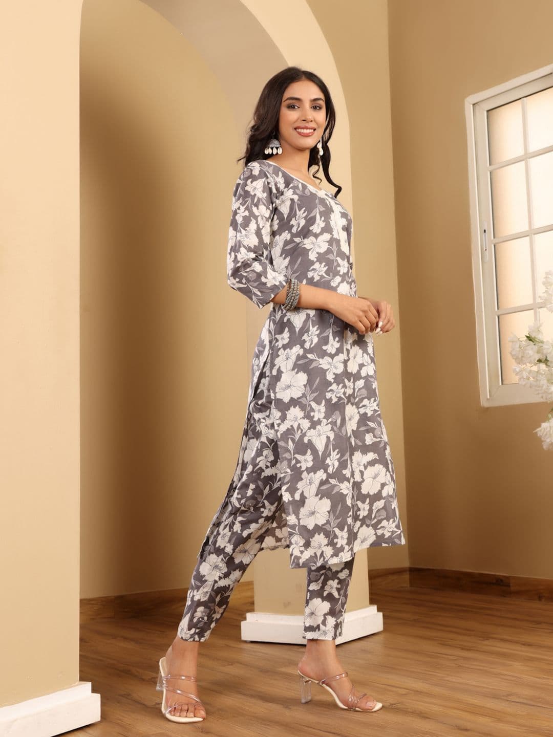 Varanga Floral Printed V-Neck Straight Kurta With Trousers thumbnail 2