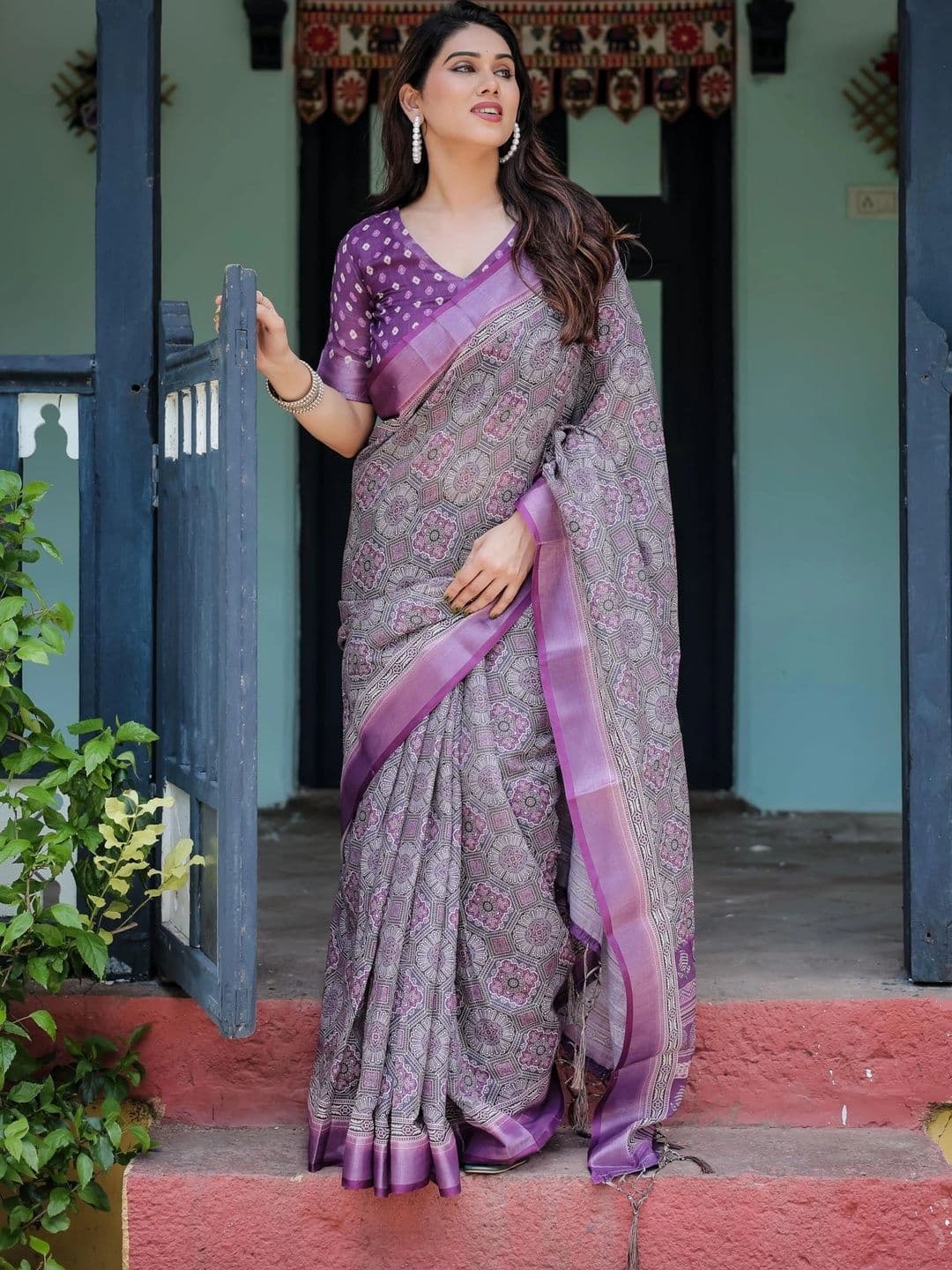 HOUSE OF PRANSHI Batik Linen Blend Jamdani Saree thumbnail 2