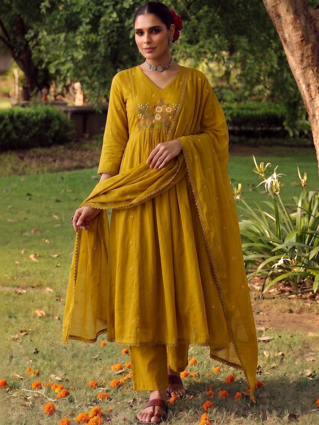 Sangria Women Floral Embroidered Empire Thread Work Pure Silk Kurta with Trousers & With Dupatta thumbnail 2