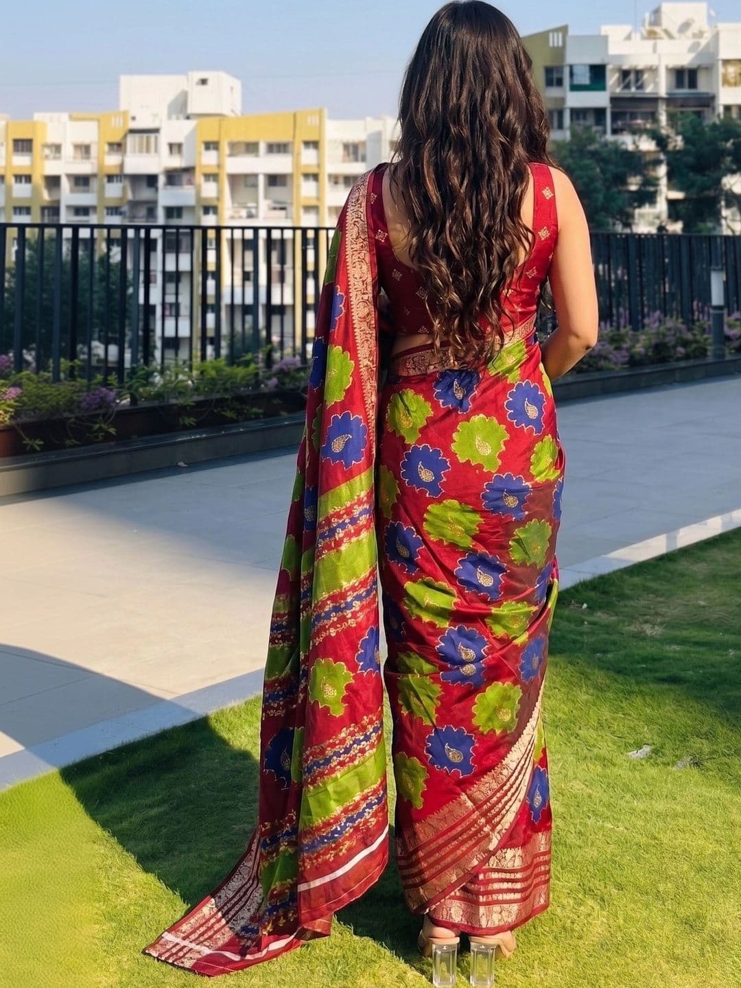 Owee Floral Zari Silk Blend Designer Saree thumbnail 4