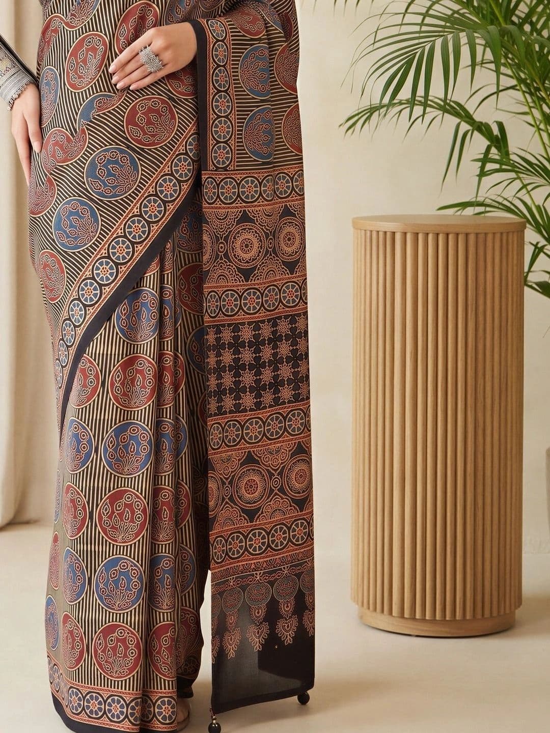 Saree mall Ethnic Motifs Silk Blend Designer Block Print Sarees thumbnail 2