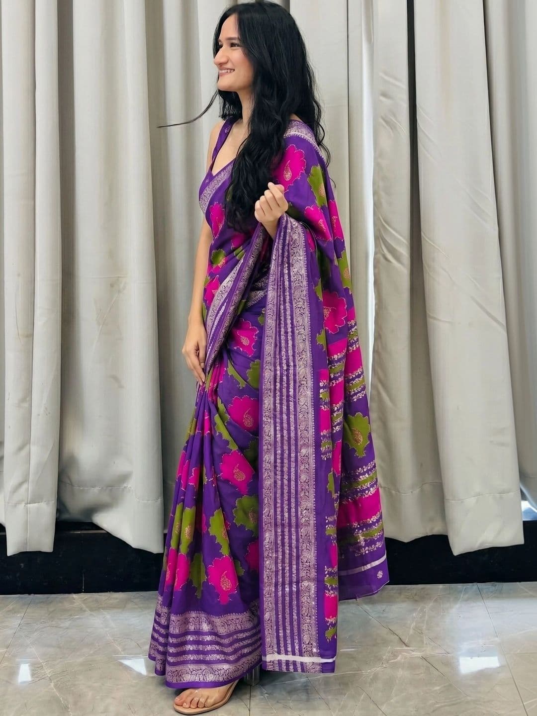 Owee Floral Zari Silk Blend Designer Saree thumbnail 4