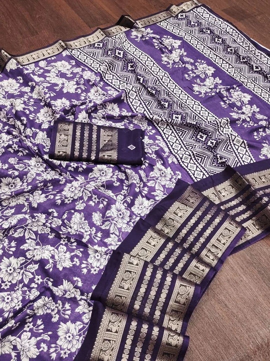 Owee Floral Zari Silk Blend Designer Saree thumbnail 3