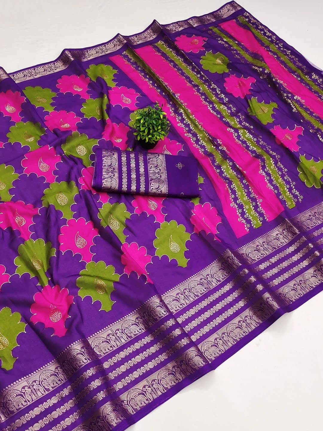 Owee Floral Zari Silk Blend Designer Saree thumbnail 4