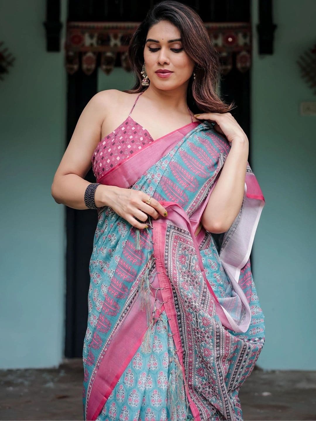HOUSE OF PRANSHI Floral Linen Blend Jamdani Saree thumbnail 5