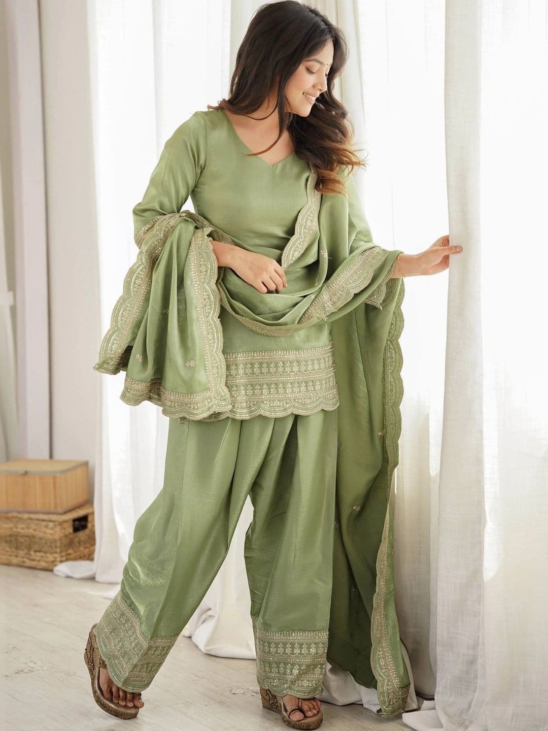 VASTRABELLA Women Ethnic Motifs Embroidered Regular Thread Work Kurta with Patiala & With Dupatta thumbnail 3