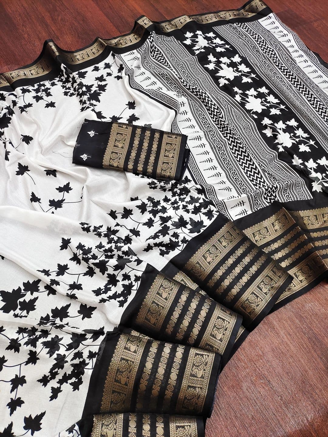 Owee Floral Zari Silk Blend Designer Saree thumbnail 3