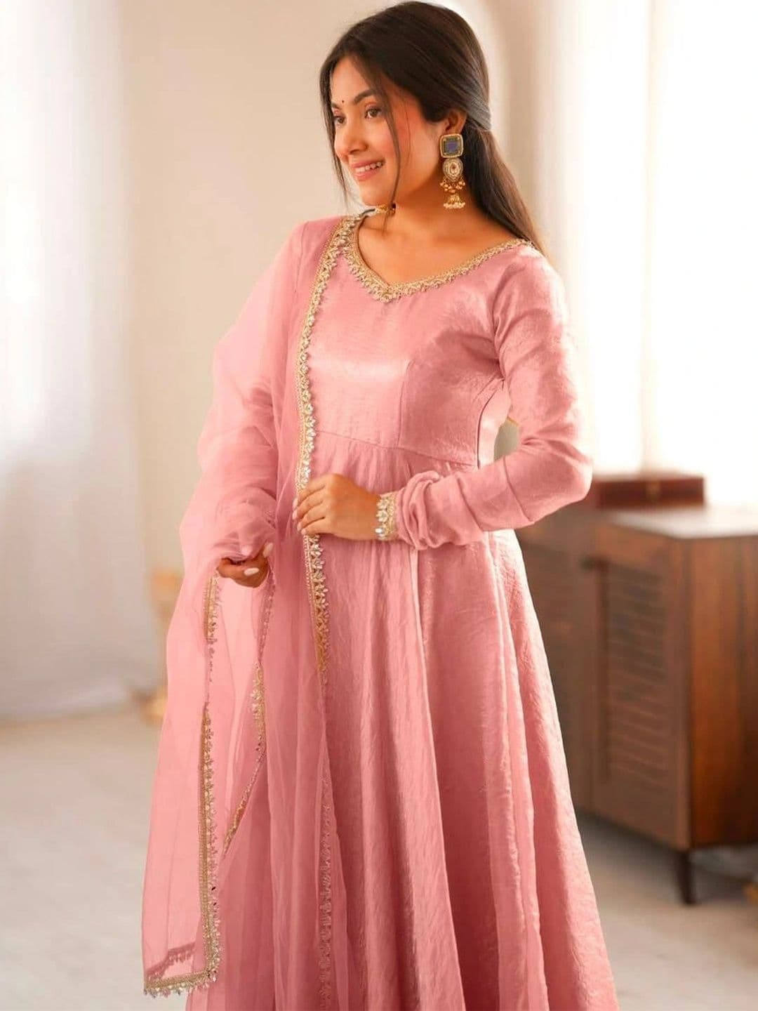VASTRABELLA Women Regular Gotta Patti Pure Silk Kurta with Trousers & With Dupatta thumbnail 4