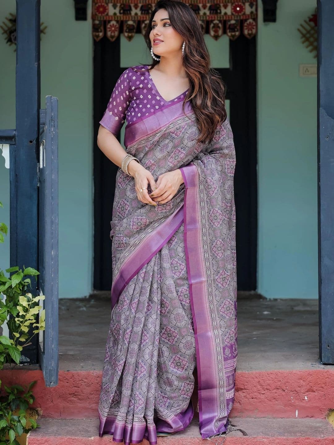 HOUSE OF PRANSHI Floral Linen Blend Jamdani Saree thumbnail 2
