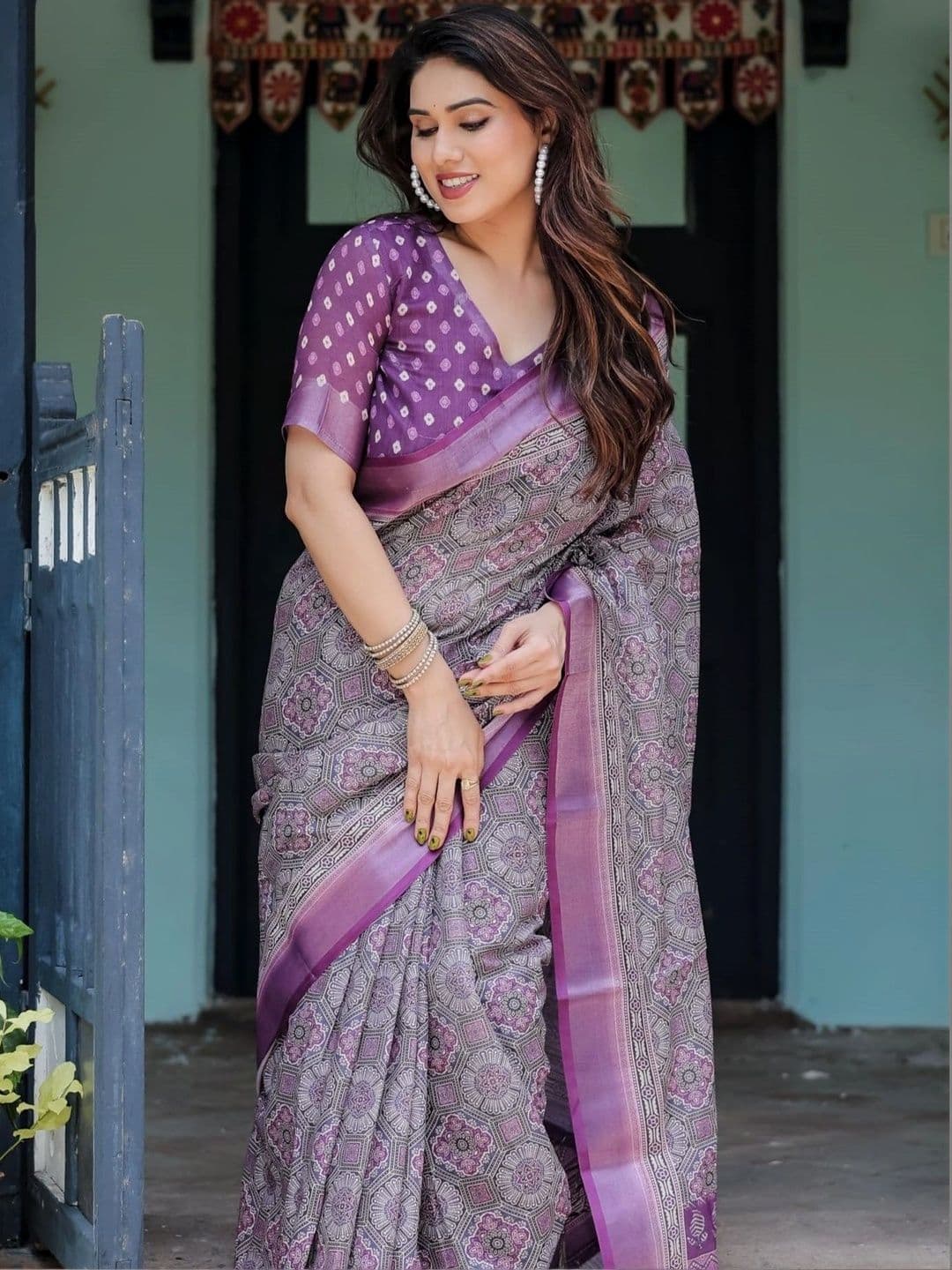 HOUSE OF PRANSHI Floral Linen Blend Jamdani Saree thumbnail 4