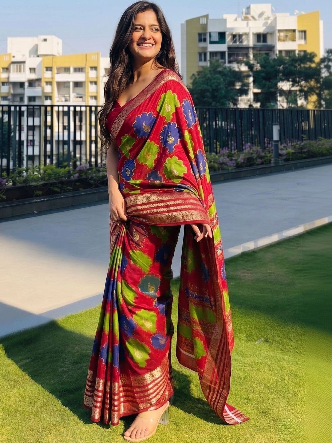 Owee Floral Zari Silk Blend Designer Saree thumbnail 2