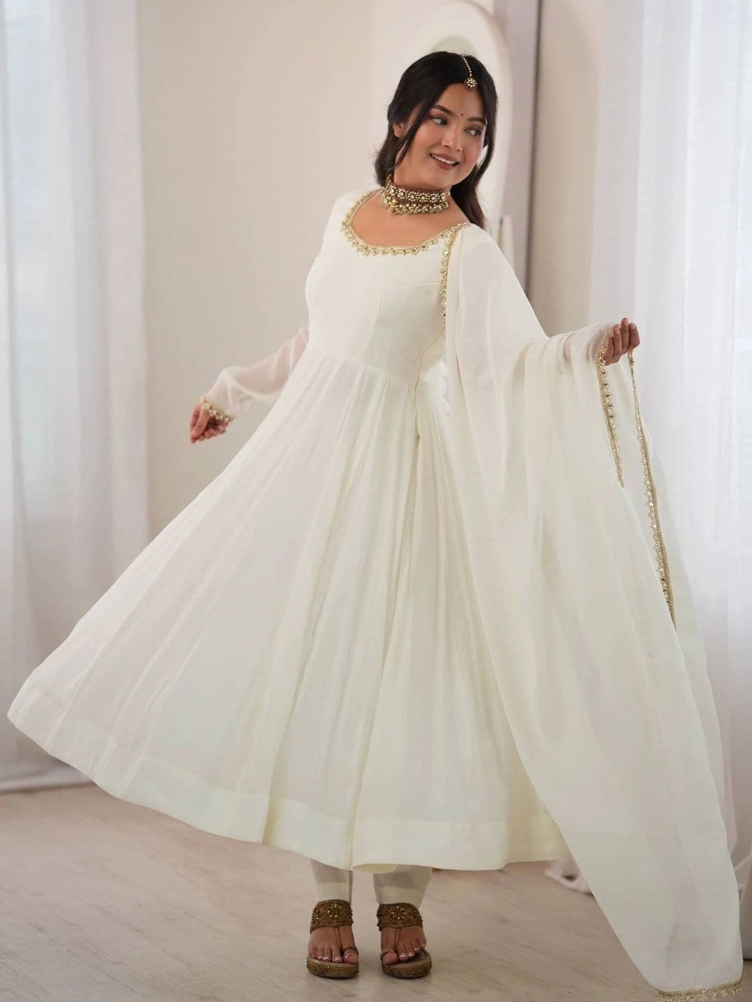 VASTRABELLA Women Regular Gotta Patti Chanderi Silk Kurta with Trousers & With Dupatta thumbnail 6