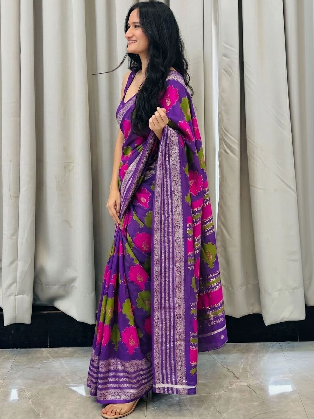 Owee Floral Zari Silk Blend Designer Saree thumbnail 2