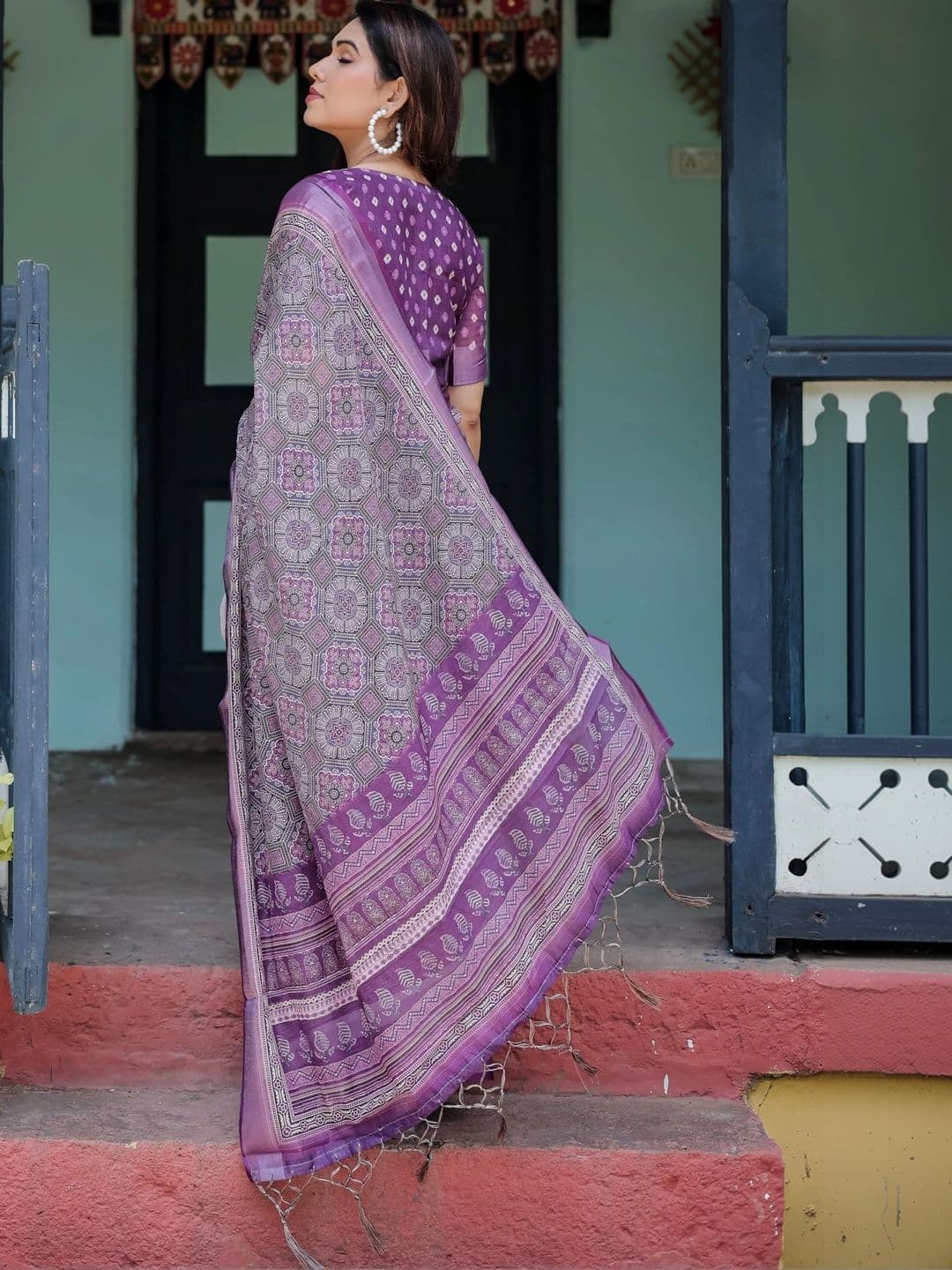 HOUSE OF PRANSHI Floral Linen Blend Jamdani Saree thumbnail 5