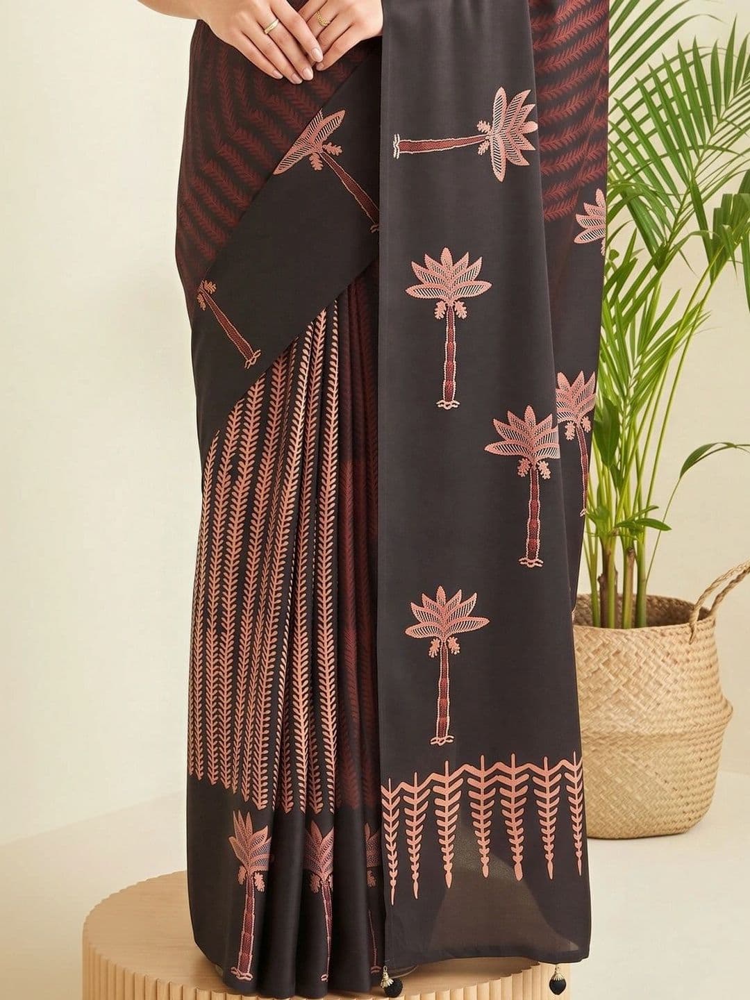 Saree mall Ethnic Motifs Silk Blend Designer Block Print Sarees thumbnail 2