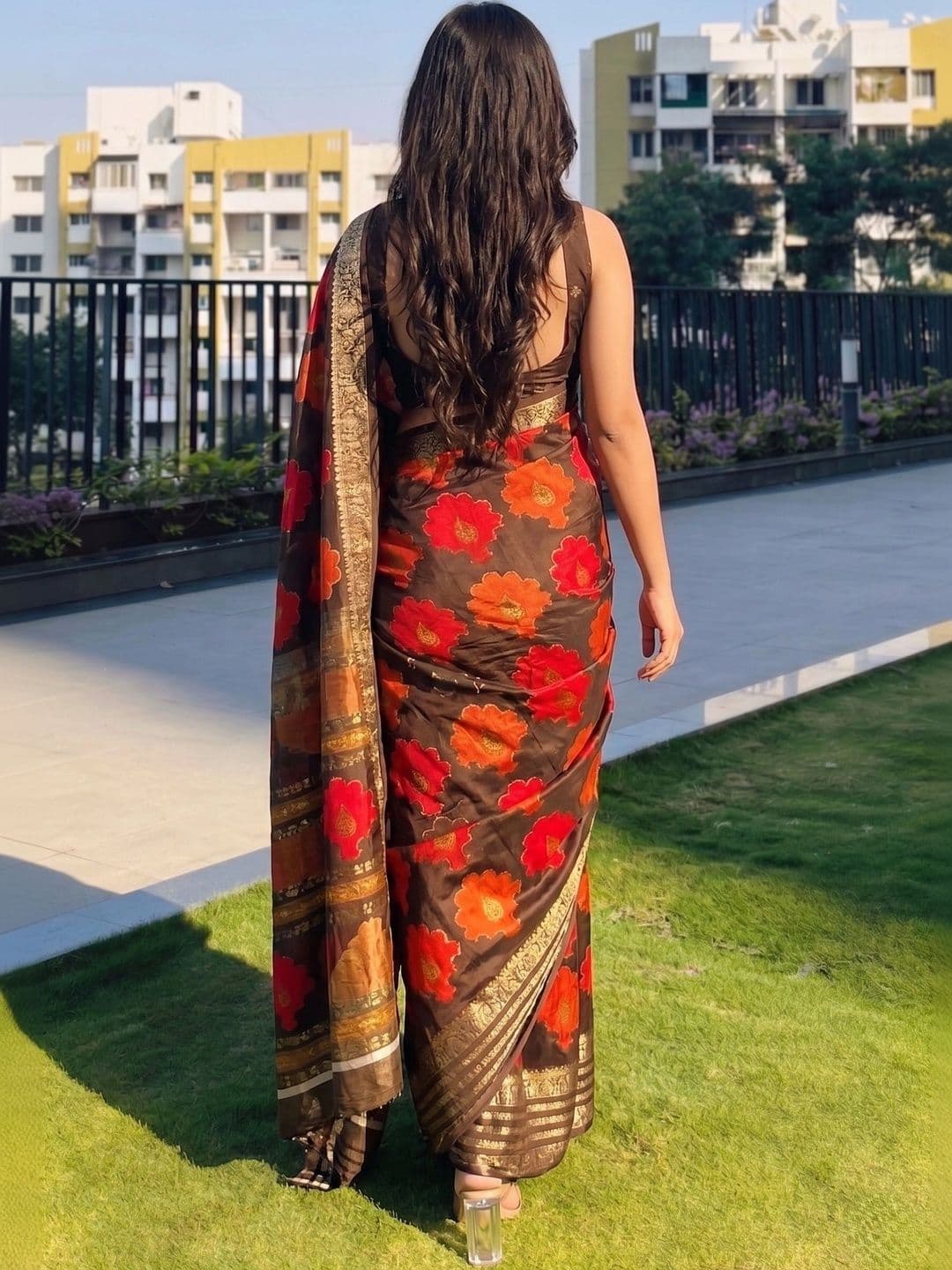 Owee Floral Zari Silk Blend Designer Saree thumbnail 3