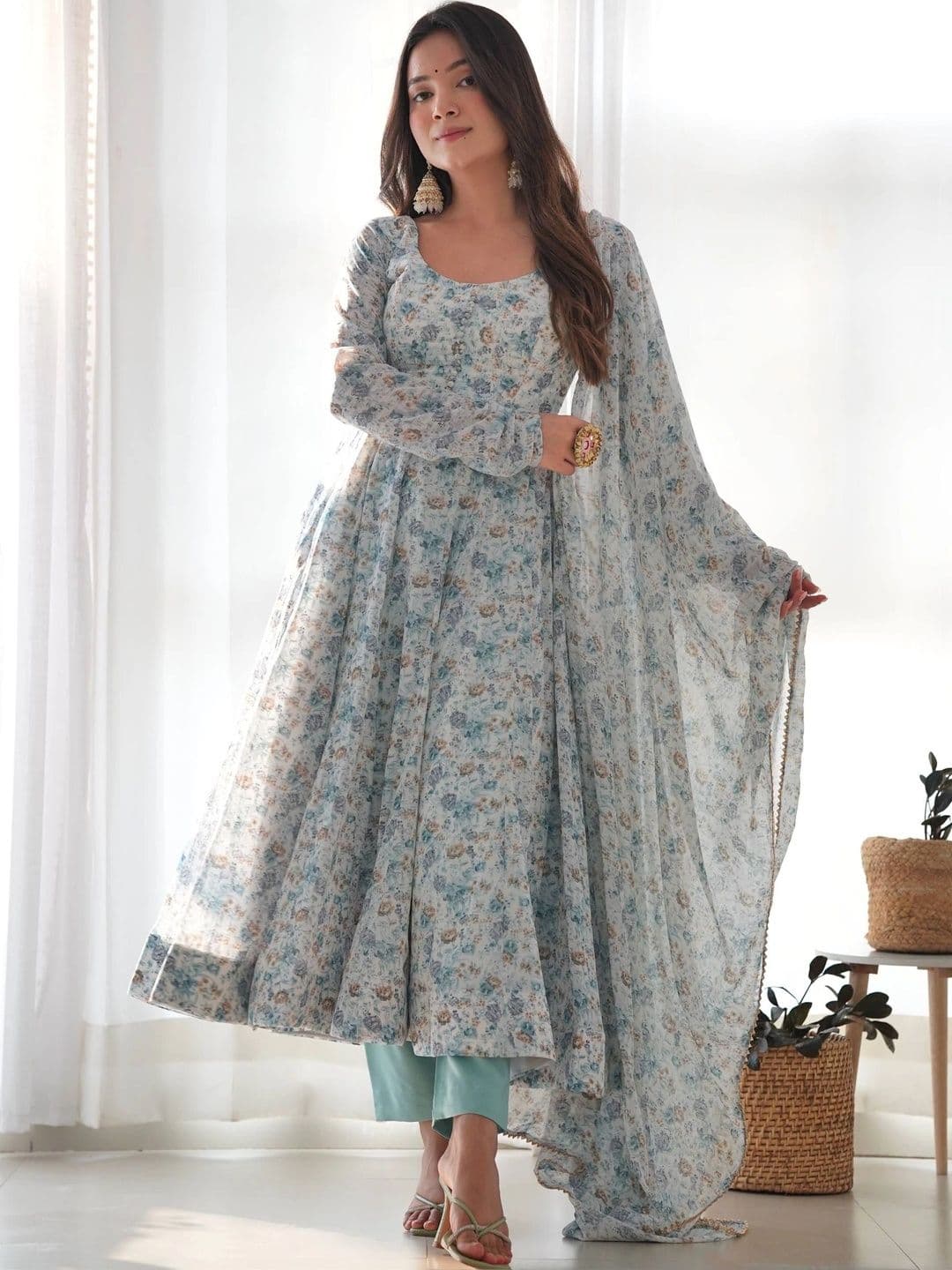 VASTRABELLA Women Floral Printed Regular Kurta with Trousers & With Dupatta thumbnail 3