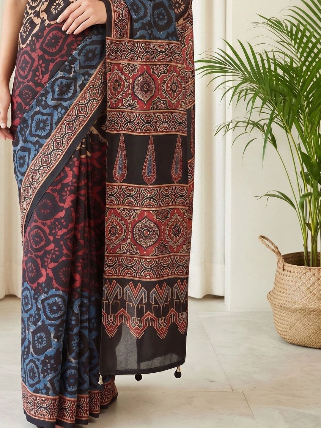 Saree mall Ethnic Motifs Silk Blend Designer Block Print Sarees thumbnail 6