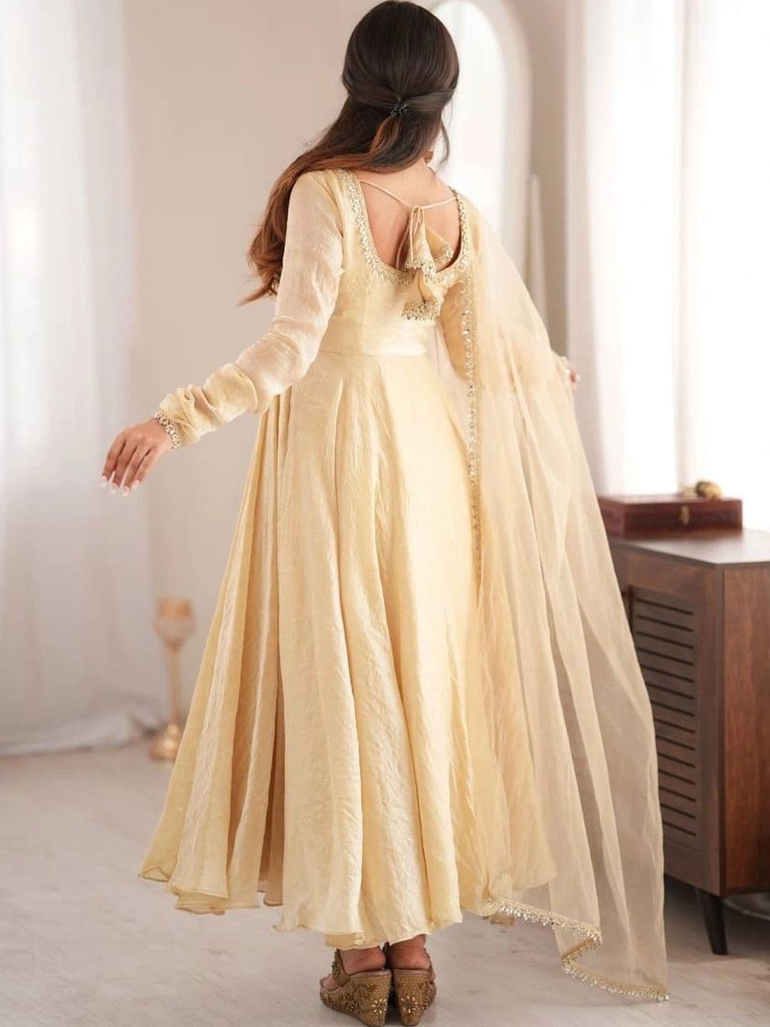 VASTRABELLA Women Empire Pure Silk Kurta with Pyjamas & With Dupatta thumbnail 6