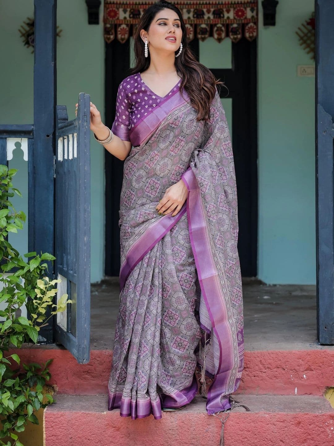 HOUSE OF PRANSHI Floral Linen Blend Jamdani Saree - view 1