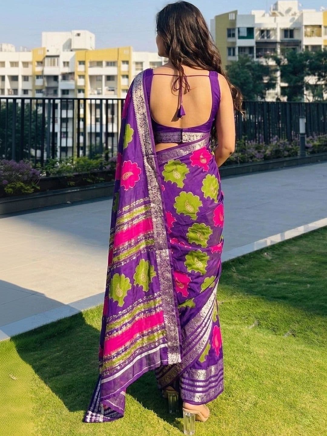 Owee Floral Zari Silk Blend Designer Saree thumbnail 3