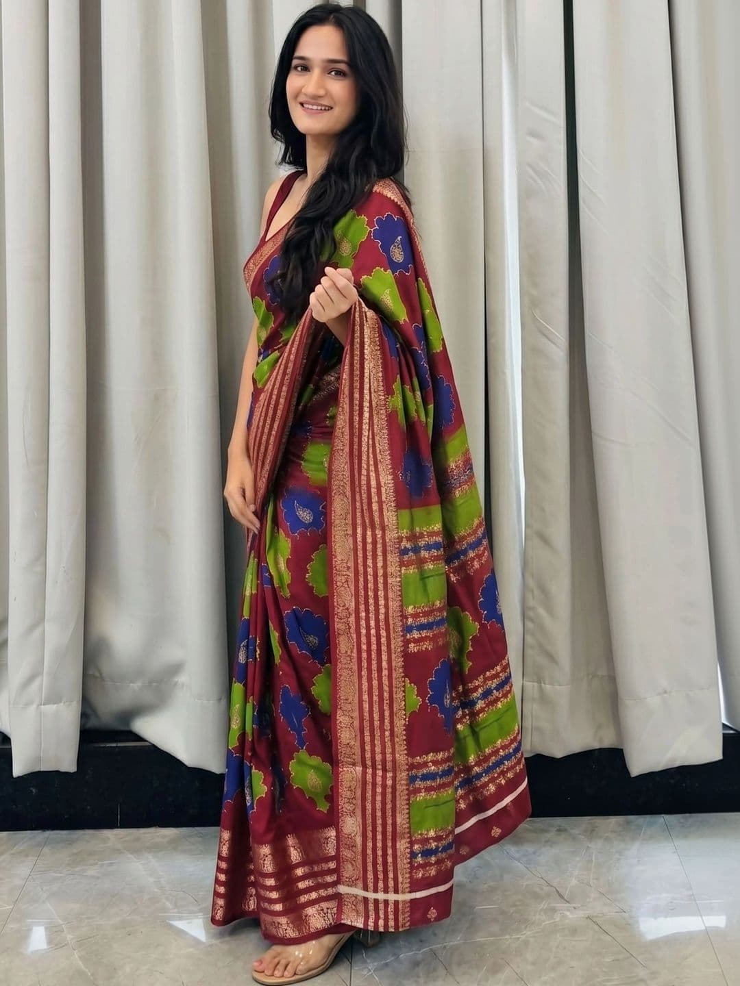 Owee Floral Zari Silk Blend Designer Saree thumbnail 4