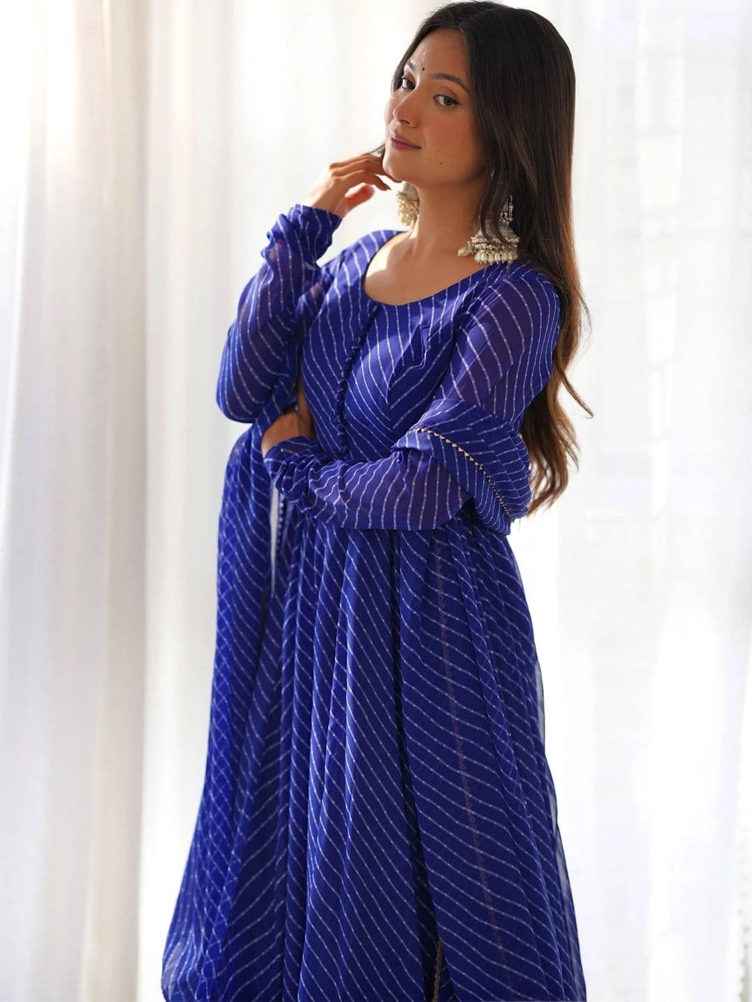 VASTRABELLA Women Leheriya Printed Regular Kurta with Trousers & With Dupatta thumbnail 4