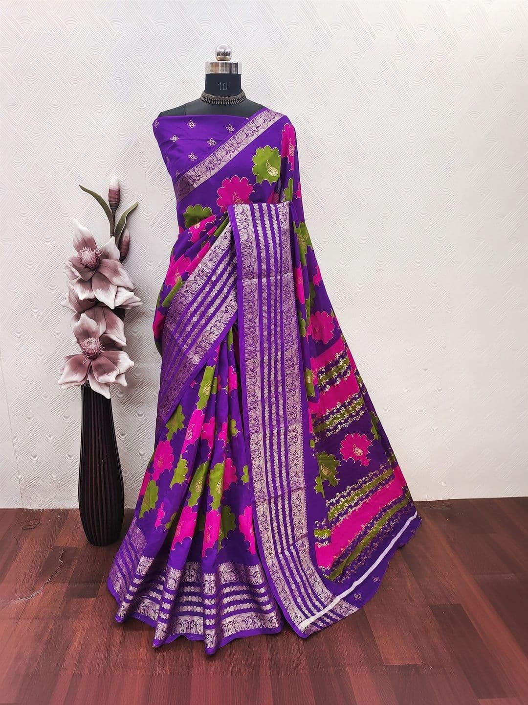 Owee Floral Zari Silk Blend Designer Saree thumbnail 2