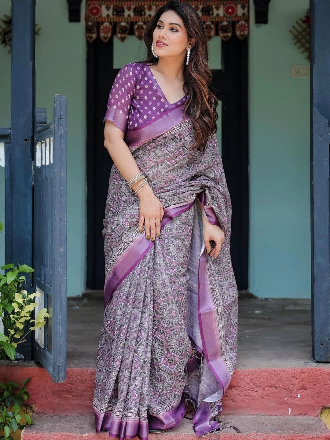 HOUSE OF PRANSHI Floral Linen Blend Jamdani Saree thumbnail 3