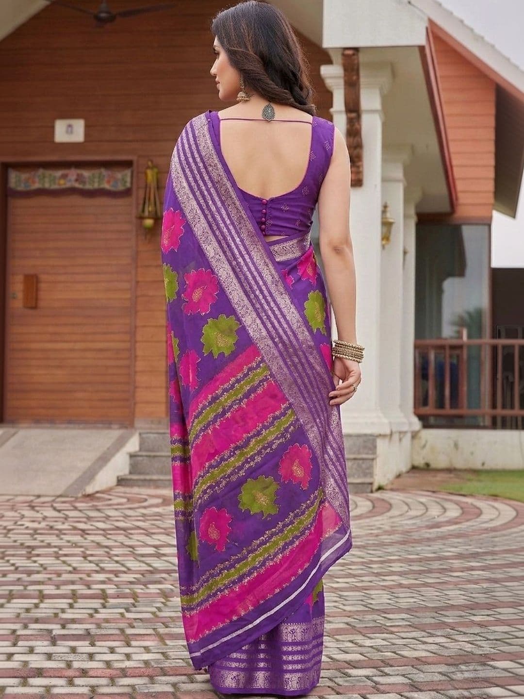 Owee Floral Zari Silk Blend Designer Saree thumbnail 4