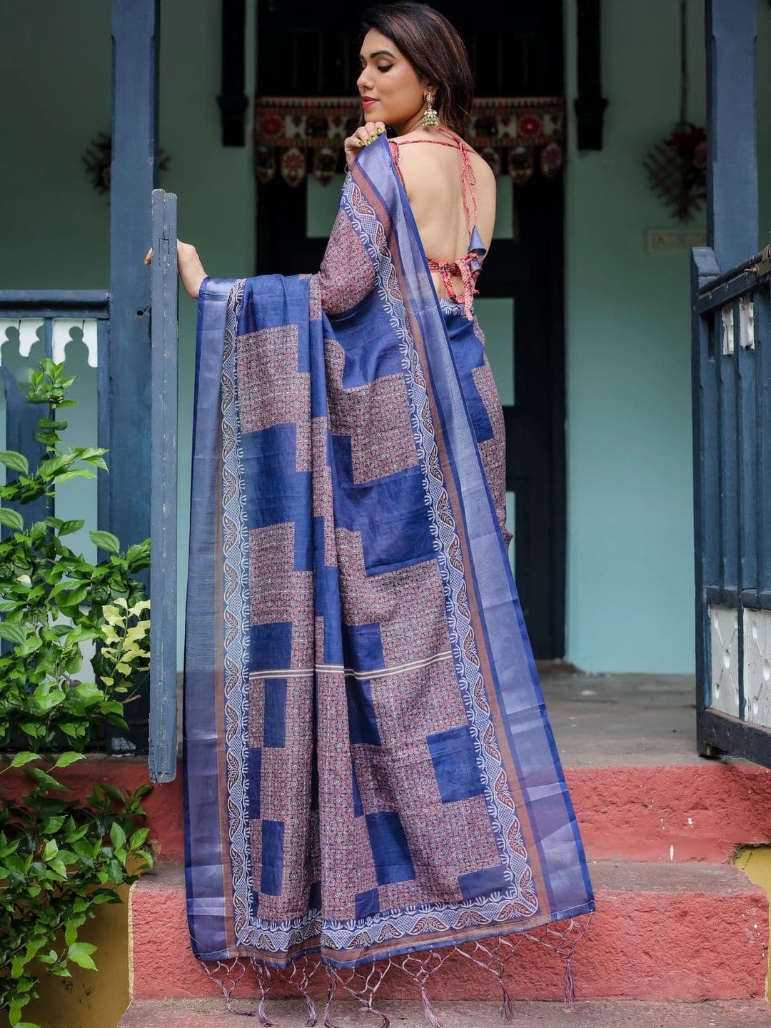 HOUSE OF PRANSHI Floral Linen Blend Jamdani Saree thumbnail 5