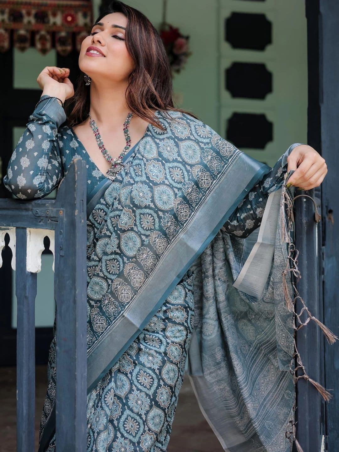 HOUSE OF PRANSHI Floral Linen Blend Jamdani Saree thumbnail 3